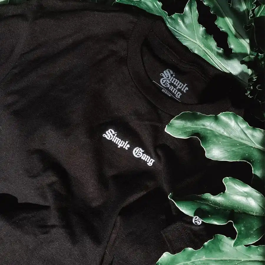 SimpleTee_negro_bordado_detalle