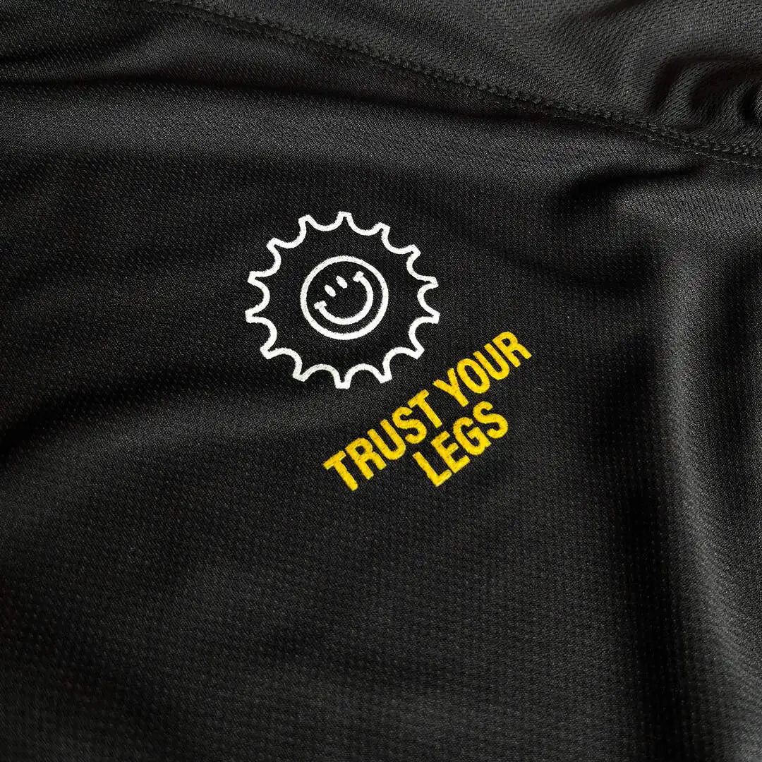 Tust_your_legs_tee_detail