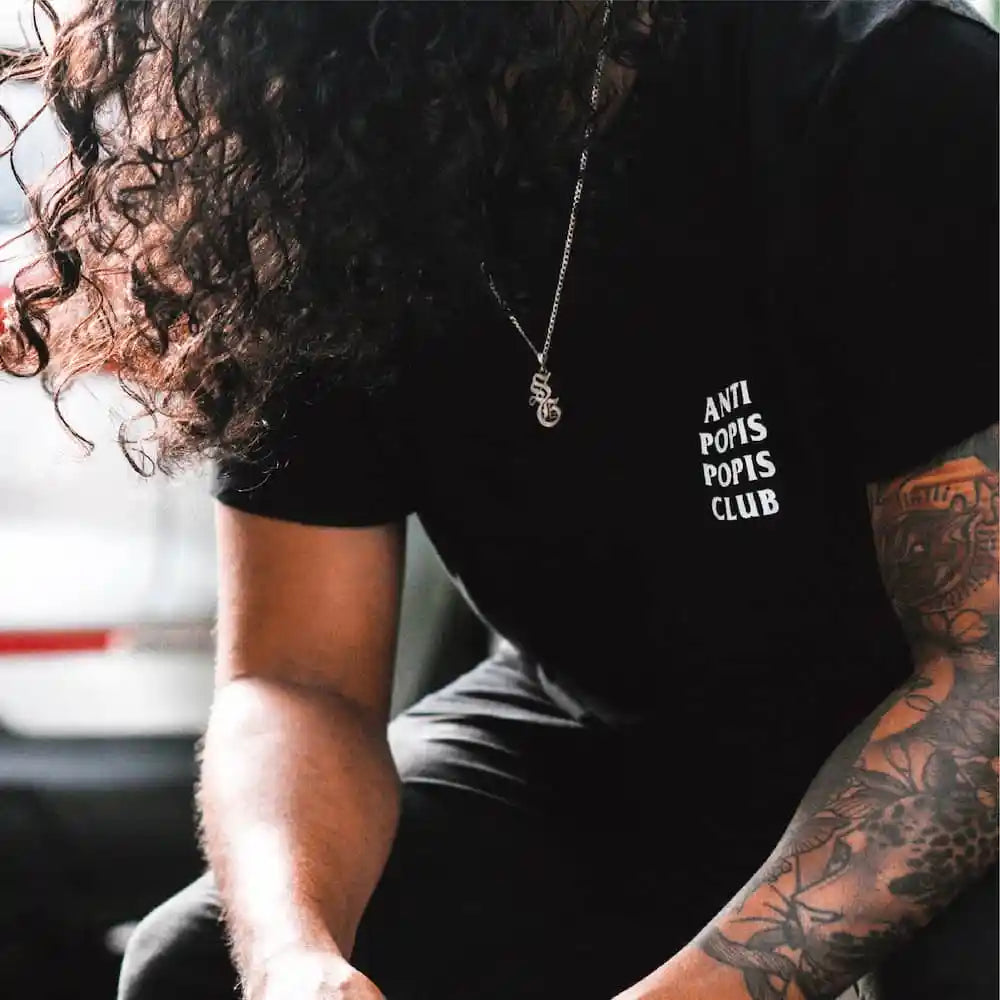 Antipopis_frontmodel_tee